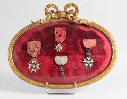 null Cadre en bronze doré de style Louis XVI: - Croix de chevalier de l'ordre de...