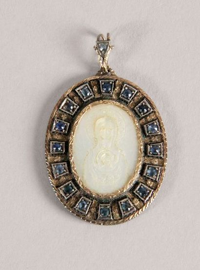 null PENDENTIF or ajouré et ciselé et argent serti d'une médaille de la Vierge en...