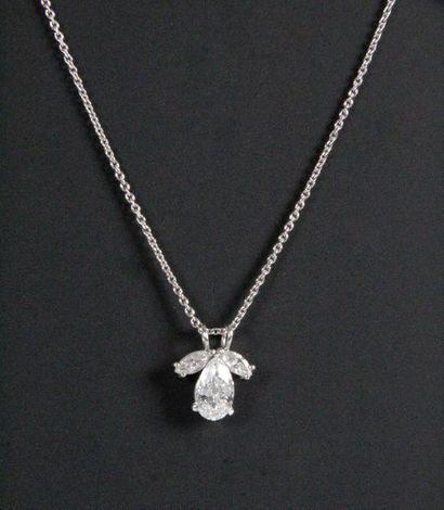 null PENDENTIF en or blanc et sa chaîne serti d'un diamant taille poire de 1,15 ct...