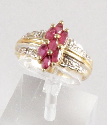 null BAGUE en or jaune et or blanc sertie de sept petits rubis de taille navette...