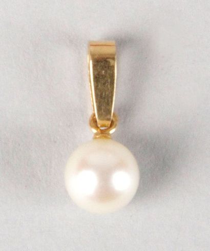 null PENDENTIF formé d'une perle de culture diamètre 7 mm, monture or jaune.
Poids:...