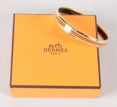 HERMES Paris 
BRACELET en laque à motif de points blancs et noirs sur fond orange,...