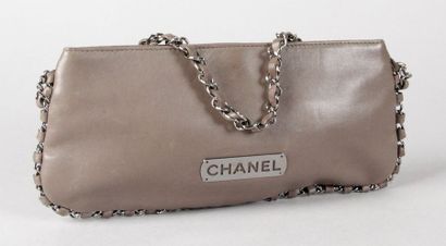 CHANEL PETIT SAC BOURSE en agneau gris ceinturé d'une chaînette en acier terminée...