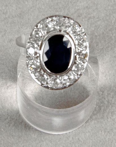 null BAGUE MARGUERITE en or blanc agrémentée d'un saphir ovale serti clos de 2 ct...