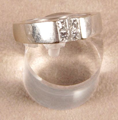 null BAGUE en platine sertie de quatre diamants en taille princesse de 0,1 ct environ...