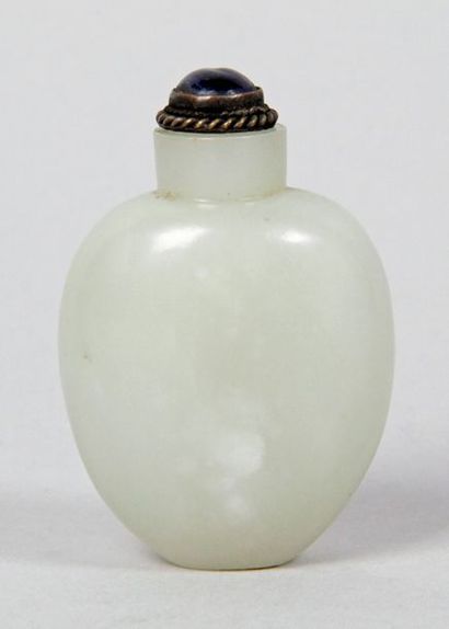 CHINE, fin XIXe siècle FLACON TABATIÈRE de forme gourde en jade céladon.
H.: 6 c...