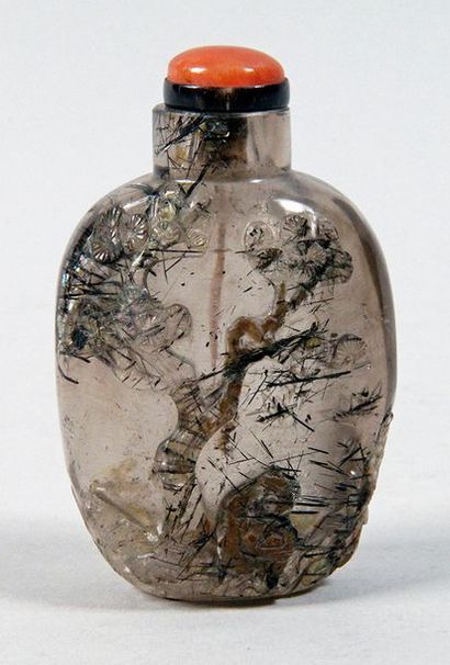 CHINE, XIXe siècle FLACON TABATIÈRE en cristal de roche fumé à décor gravé de singes...