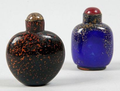 CHINE, XIXe siècle DEUX FLACONS TABATIÈRE en verre à l'imitation du lapis-lazuli...