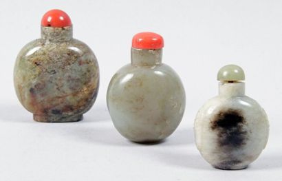 CHINE LOT DE TROIS FLACONS TABATIÈRE en jade, bouchons en serpentine ou corail.
H.:...