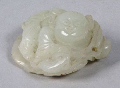 CHINE, époque QINQ PENDENTIF en jade céladon figurant Ho-Ho tenant une fleur de lotus.
2...