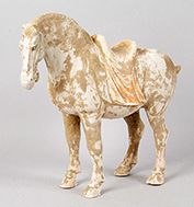 CHINE époque TANG, VIIIe siècle MINGQI représentant un cheval en terre cuite beige...