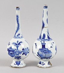CHINE ÉPOQUE KANGXI PAIRE D'ASPERSOIRS en porcelaine bleu et blanc à décor d'objets...