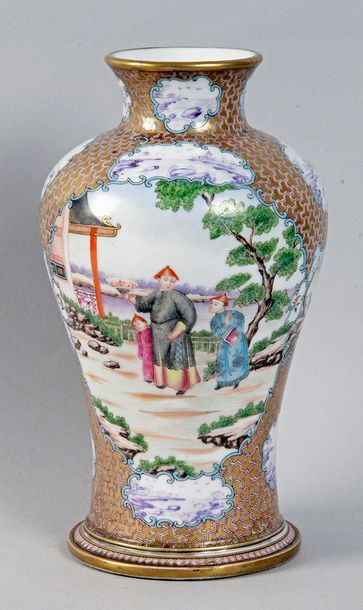 CHINE, XIXe siècle VASE en porcelaine polychrome et dorée de la Famille Rose à décor...
