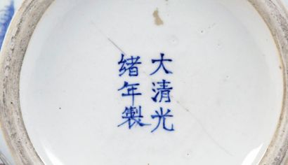 CHINE époque GUANGXU (1880-1910) VASE BALUSTRE en porcelaine à décor rouge de fer...