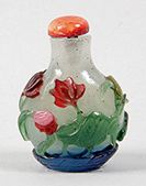 CHINE, XIXe siècle PETIT FLACON TABATIÈRE overlay quatre couleurs à décor de lotus.
H.:...