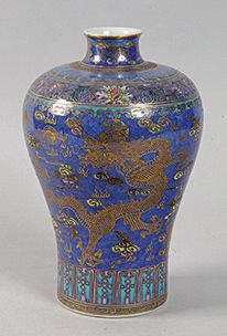 CHINE VASE MEIPING en porcelaine bleu poudré à décor doré de dragons parmi des nuages...