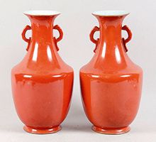 CHINE, XIXe siècle PAIRE DE VASES en porcelaine émaillée corail à haut col évasé...