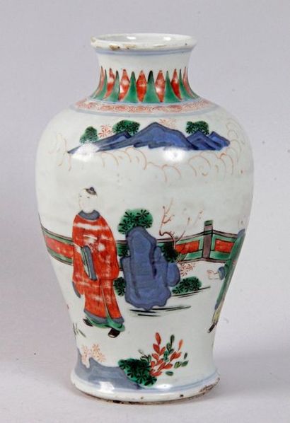 CHINE, XVIIème, époque TRANSITION VASE en porcelaine à décor Wucai de personnages,...