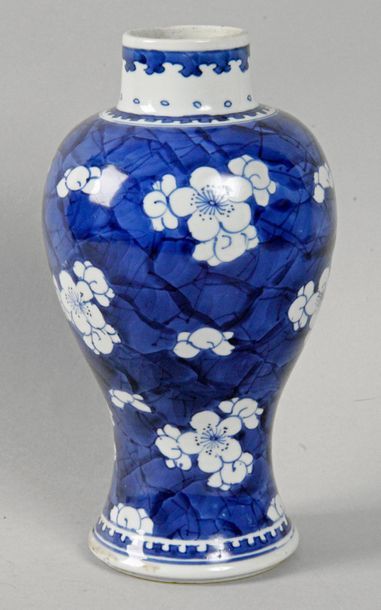 CHINE, XIXe siècle VASE en porcelaine bleu et blanc à décor de glace brisée et de...