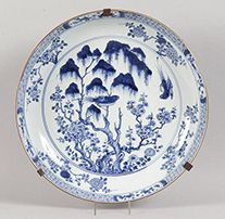 CHINE, XVIIIe siècle, époque QIANLONG COUPE en porcelaine bleu et blanc à décor de...