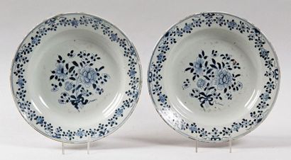 CHINE, ÉPOQUE QIANLONG PAIRE D'ASSIETTES CREUSES en porcelaine bleu et blanc à décor...