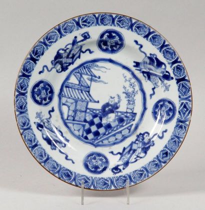 CHINE, époque Kangxi ASSIETTE en porcelaine à décor bleu et blanc de personnage en...