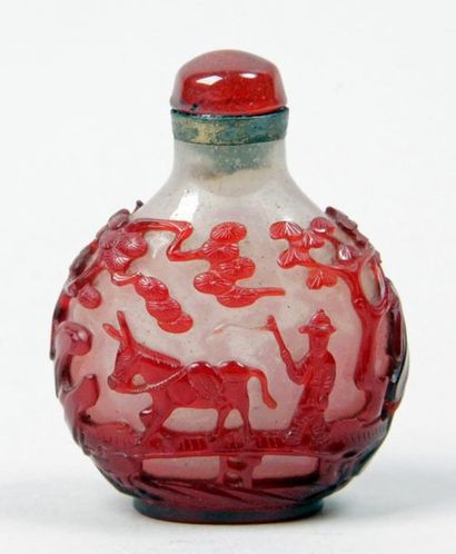 CHINE, XIXe siècle FLACON TABATIÈRE de forme gourde en verre overlay rouge sur fond...