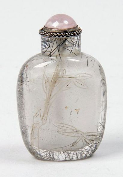 CHINE, XIXe siècle FLACON TABATIÈRE en cristal de roche aiguillé à décor gravé de...