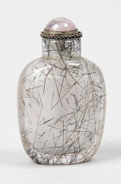 CHINE, XIXe siècle FLACON TABATIÈRE en cristal de roche aiguillé à décor gravé de...