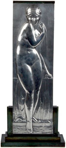 Pierre TURIN - 1891-1968 LA BAIGNEUSE
Bas-relief en bronze argenté signé. Ancienne...