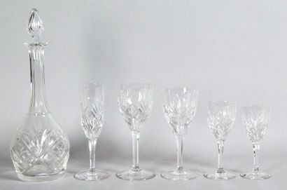 SAINT LOUIS SERVICE DE VERRES en cristal modèle Chantilly comprenant: douze verres...