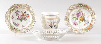 PORCELAINE, XIXe siècle 1 - CACHE-POT en porcelaine de Paris à décor de fleurs et...