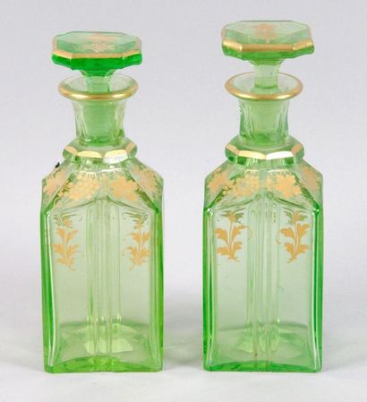 BACCARAT PAIRE DE CARAFONS À WHISKY en cristal teinté vert à décor doré de pampres.
H.:...