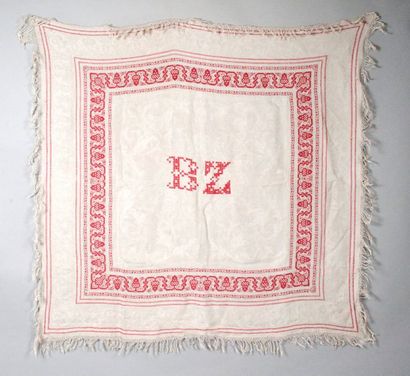 null NAPPE CARRÉE en damas de métis blanc à motif de rinceaux agrémentée de broderies...