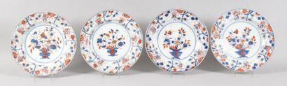 CHINE, Imari, XVIIIe siècle 
SUITE DE QUATRE ASSIETTES en porcelaine émaillée et...