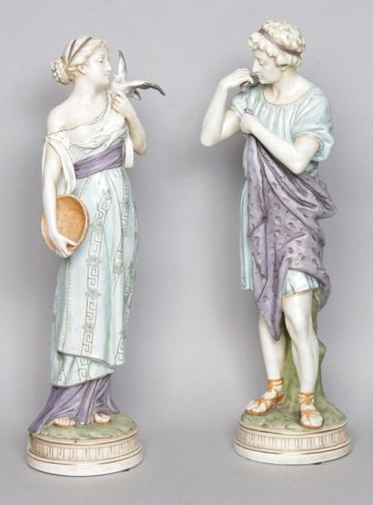 ROYAL DUX, vers 1900 
PAIRE DE STATUETTES en porcelaine émaillée et dorée figurant...