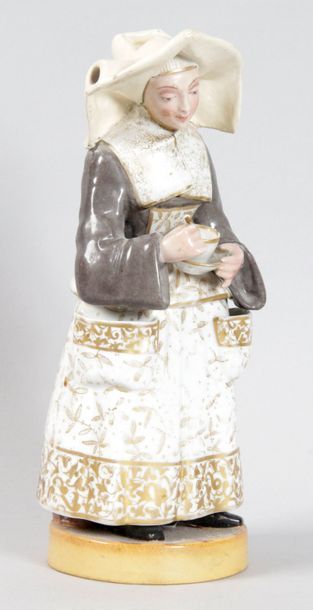 Bayeux, XIXe siècle 
VEILLEUSE en porcelaine polychrome et dorée figurant une religieuse...