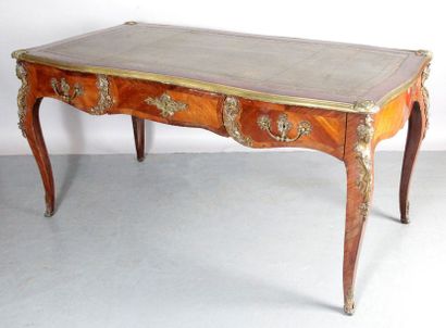 null BUREAU PLAT de style Louis XV en placage de bois de rose. Il présente trois...