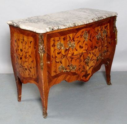 null COMMODE de style Louis XV à deux tiroirs sans traverse à façade et côtés galbés...