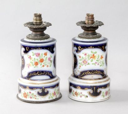 null BAYEUX, époque Louis-Philippe
PAIRE DE LAMPES À PÉTROLE en porcelaine à décor...