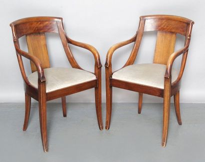 null PAIRE DE FAUTEUILS à dossier gondole en acajou, pieds sabre de style Directoire.
H.:...