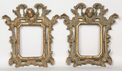 null PAIRE DE CADRES BAROQUES à frontons italiens d'époque XVIIIe siècle en bois...