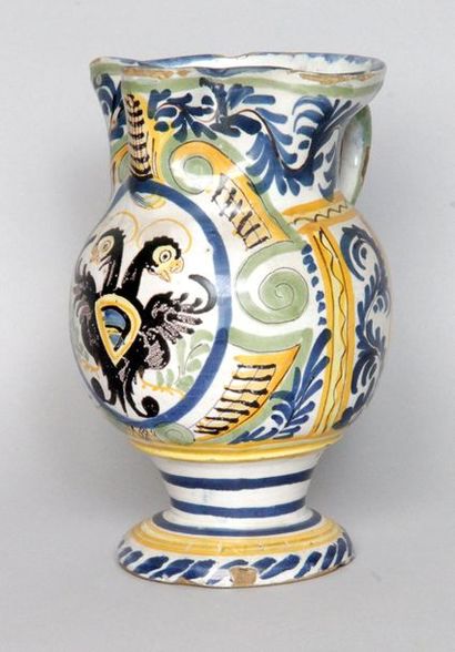 TALAVERO (Espagne) XVIIe siècle 
PICHET ŒNOCHOÉ en faïence figurant l'aigle à deux...