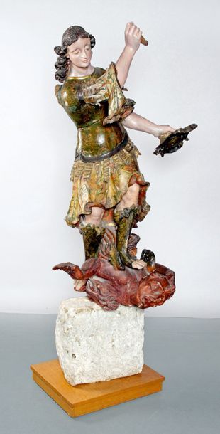 ITALIE, XVIIE SIÈCLE 
STATUE en bois sculpté, peint et doré figurant Saint Michel...