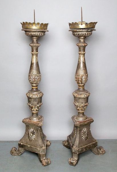 Italie, XVIIIe siècle 
GRANDES PAIRES DE TORCHÈRES en bois sculpté, argenté à motif...