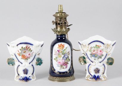 Manufacture de Valentine, XIXe siècle 
LAMPE À PÉTROLE ET PAIRE DE VASES À OREILLE...