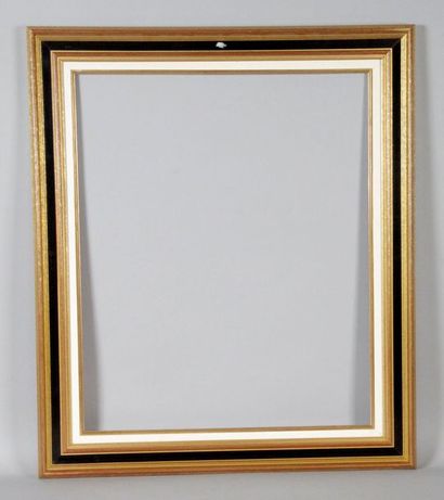 null 1 - SUITE DE TROIS CADRES en bois doré et laqué blanc, vert et noir.
59 x 72...