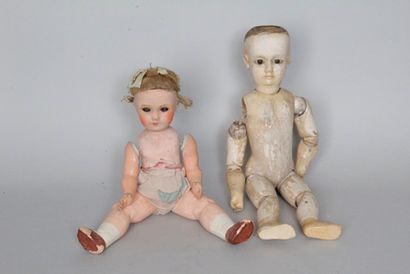 null Deux Bébés en bois et composition vers 1900. H: 33 et 42 cm