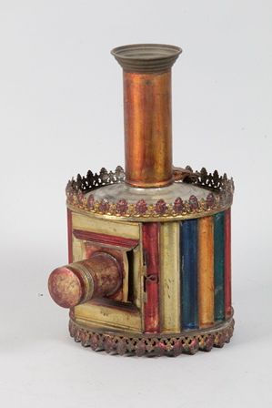 Louis Aubert à Paris. Lanterne Magique à corps cylindrique cannelé en fer blanc vernie....
