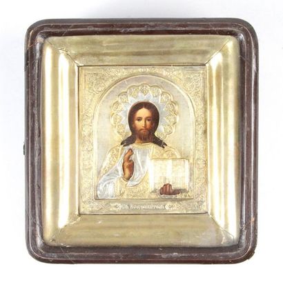 RUSSIE, XIXe SIÈCLE CHRIST PANTOCRATOR Icône en bois peint avec sa rizza en vermeil...